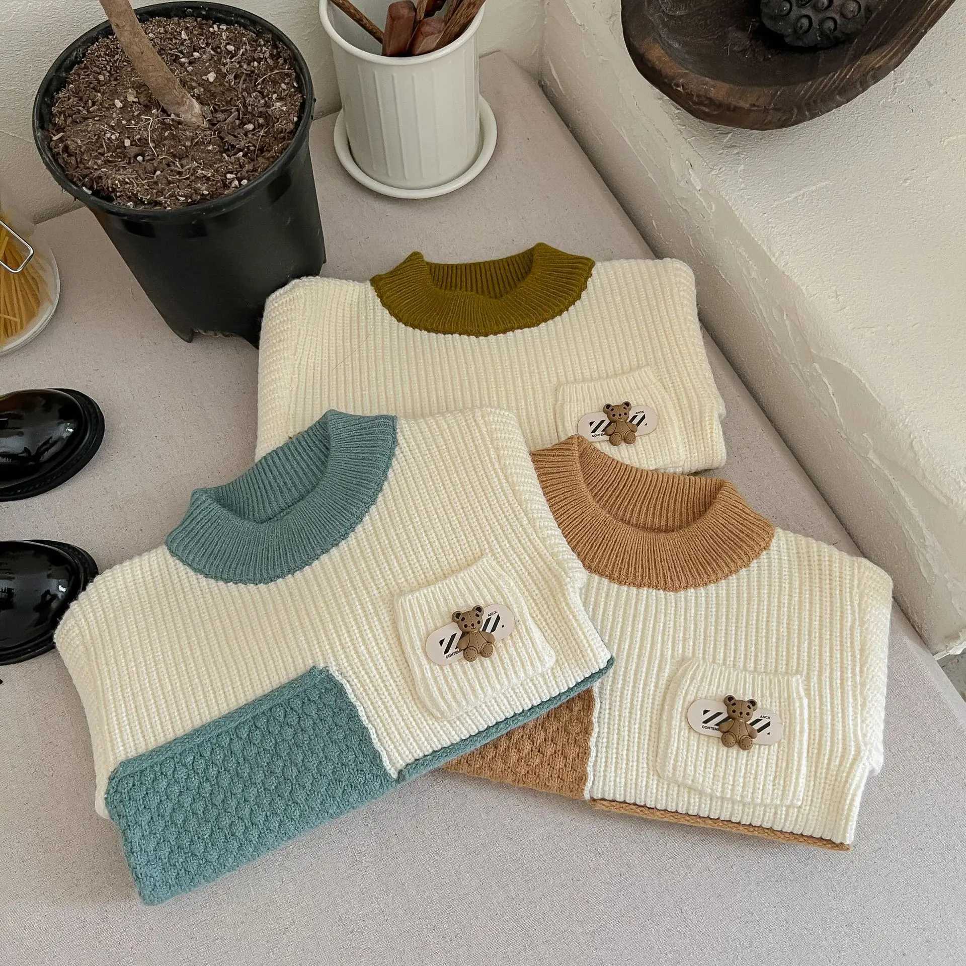 Autumn childrens sweater embroidered bear patchwork baby boy latte cotton round neck long sleeved knitW240824