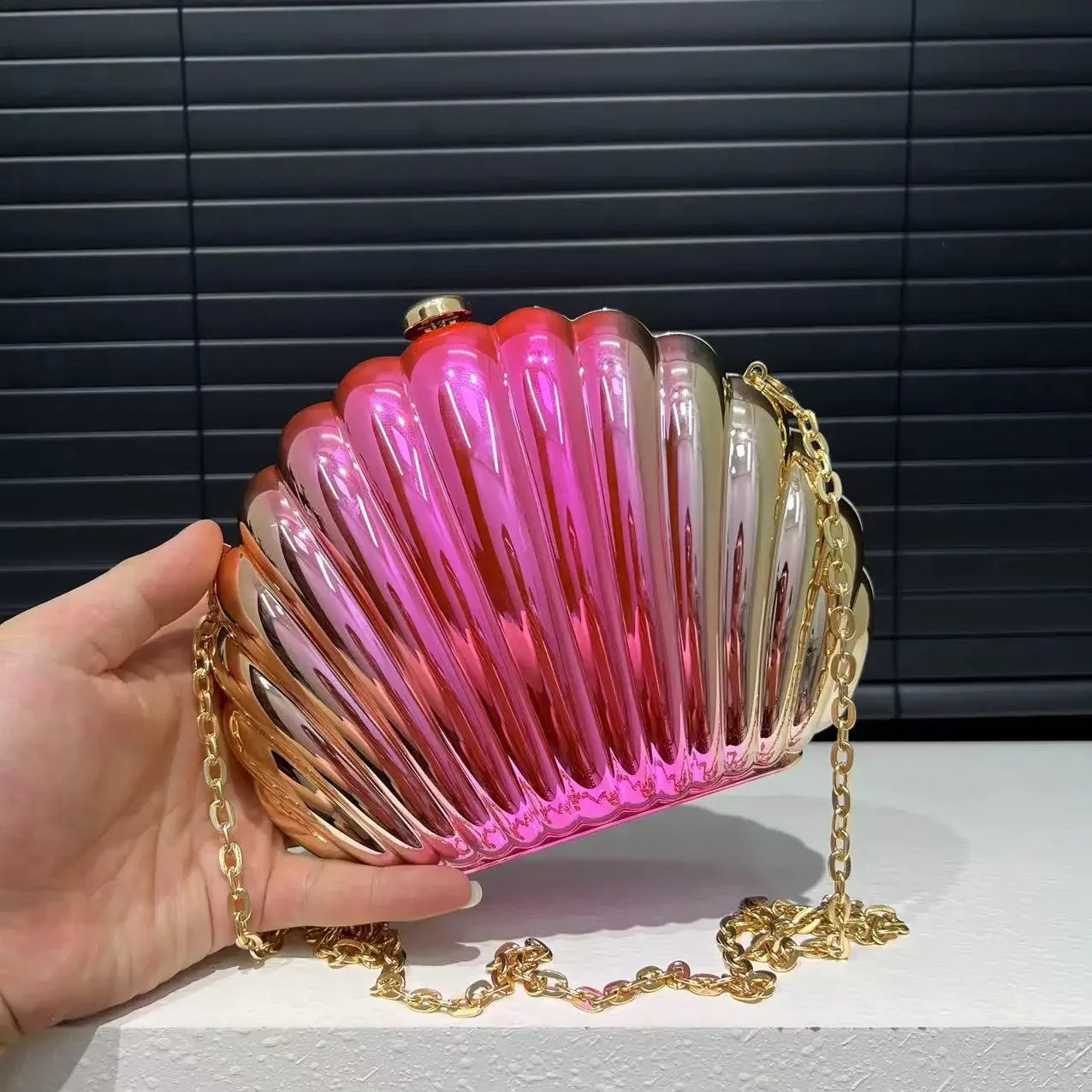 Ladies fashionable shell shaped dinner handbag with glossy and elegant acrylic color single shoulder crossbody bag 240824Z