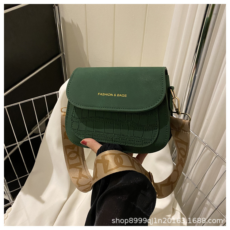 Popular simple casual fashionable and trendy one shoulder small square bag