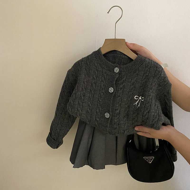 Sweater girl bow knitted cardigan wool sweater autumn new item pleated skiing 2024 childrens clothing sweet stripeW240824