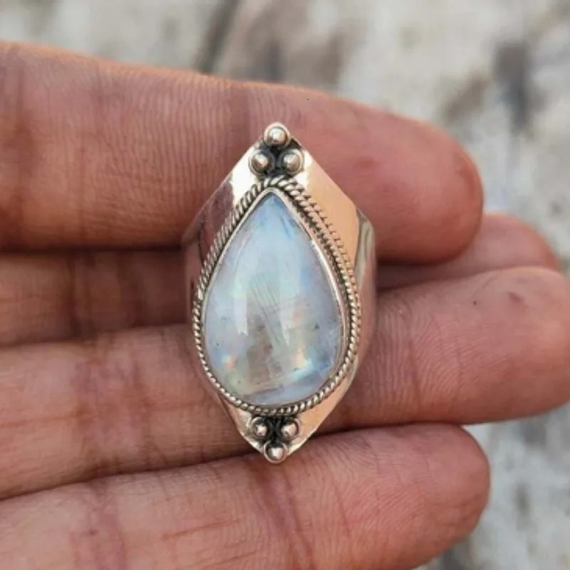 Vintage Ethnic Style Imitation Opal Ring for Women Antique Sier Color Moonstone Rings Fine Jewelry Accessories Girls Gifts