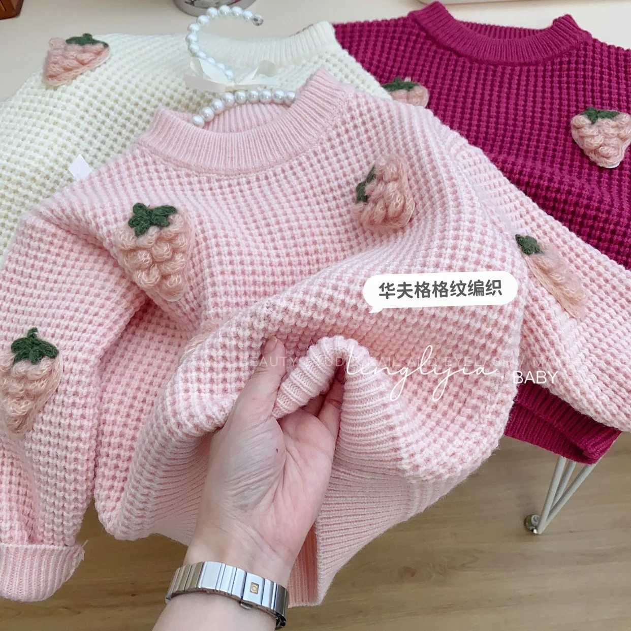Spring and Autumn Girls Fashion Round Neck Knitted Sweater Small Girls Loose Top Baby Strawberry SweaterW240824