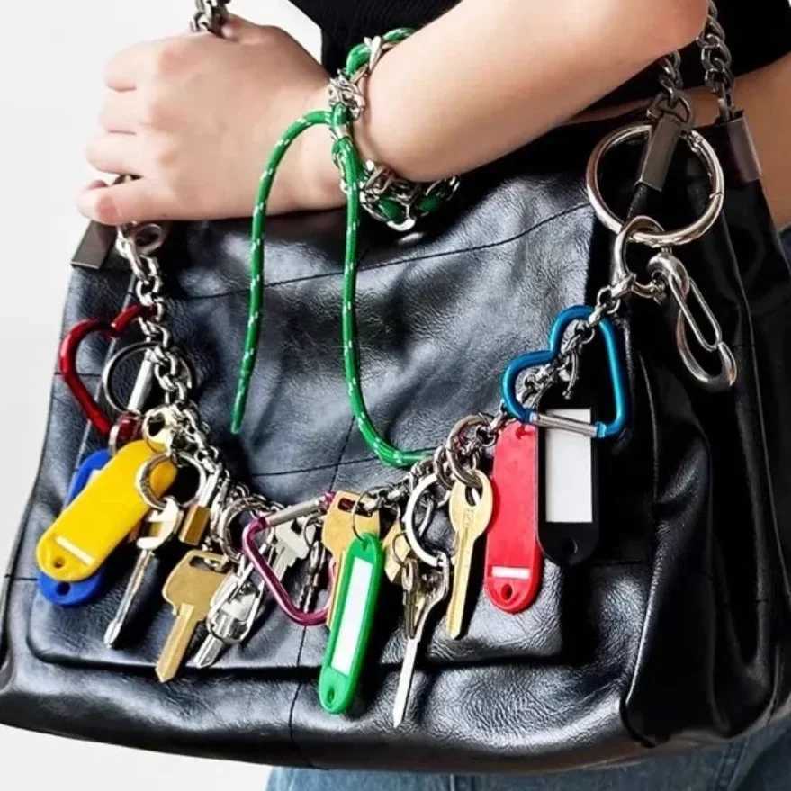 Keychains Lanyards 2024 New Super Complex Metal Keychain Womens French Trend Bag Pendant Accessories Matching Personalized Home Decoration Y2408264LEE