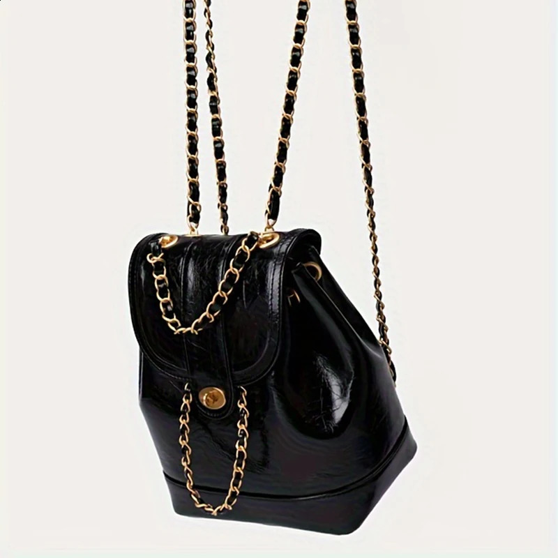 Fashionable simple and versatile daily backpack womens chain bag small backpack solid color bag lid style casual chain bag 240824