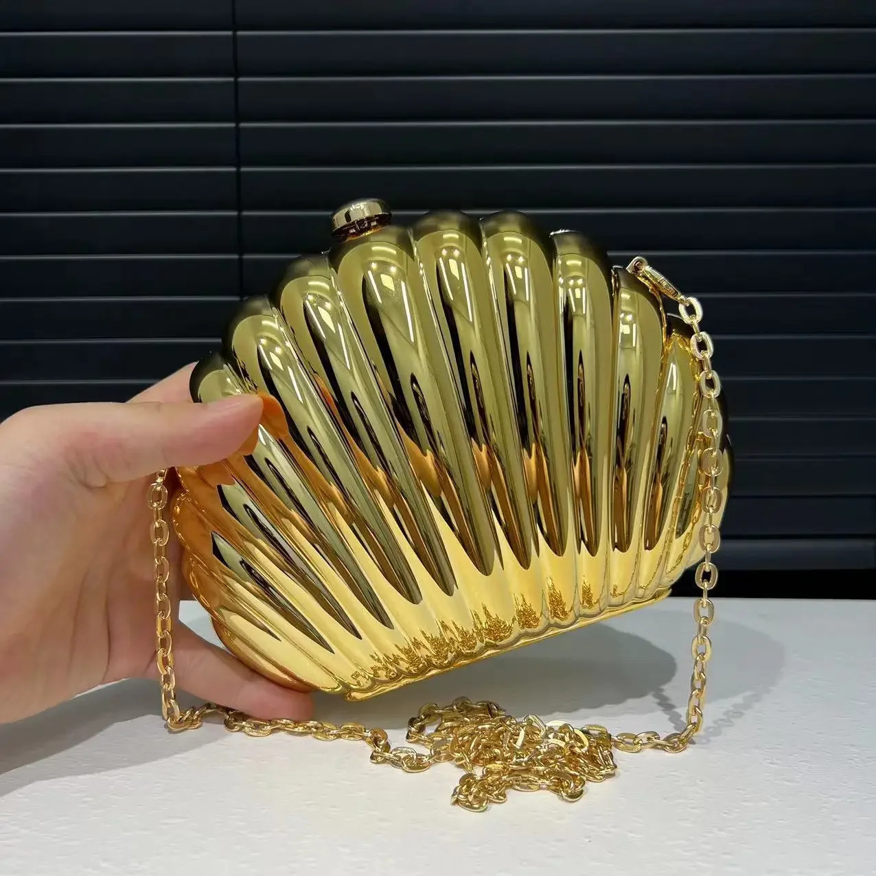 Ladies fashionable shell shaped dinner handbag with glossy and elegant acrylic color single shoulder crossbody bag 240824Z