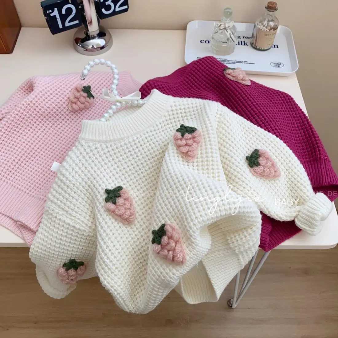 Childrens clothing for autumn and winter girls round neck knitted sweater little girls loose fit Versatile top childrens baby sweaterW240824