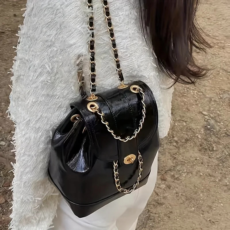 Fashionable simple and versatile daily backpack womens chain bag small backpack solid color bag lid style casual chain bag 240824