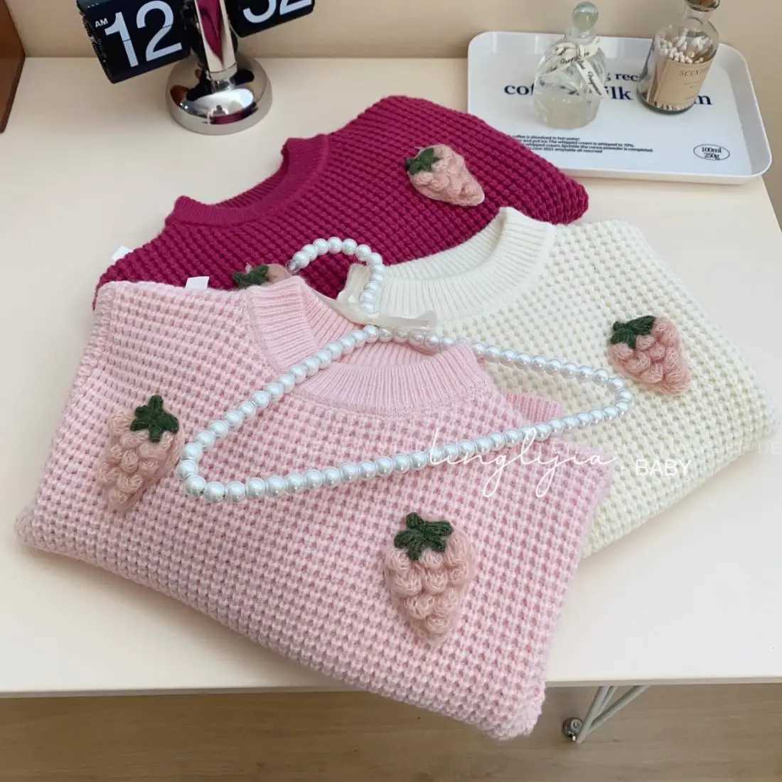Childrens clothing for autumn and winter girls round neck knitted sweater little girls loose fit Versatile top childrens baby sweaterW240824