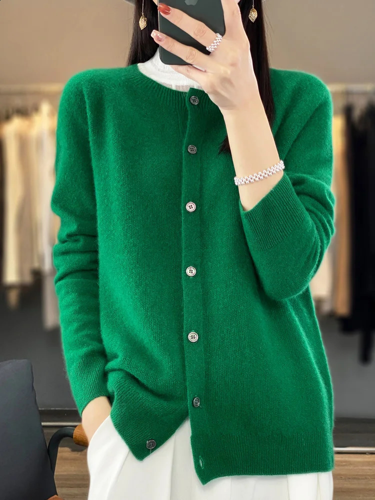 Long sleeved 100% Merino wool sweater cashmere cardigan spring and autumn womens Oneck knitted top fashionable basic 240826