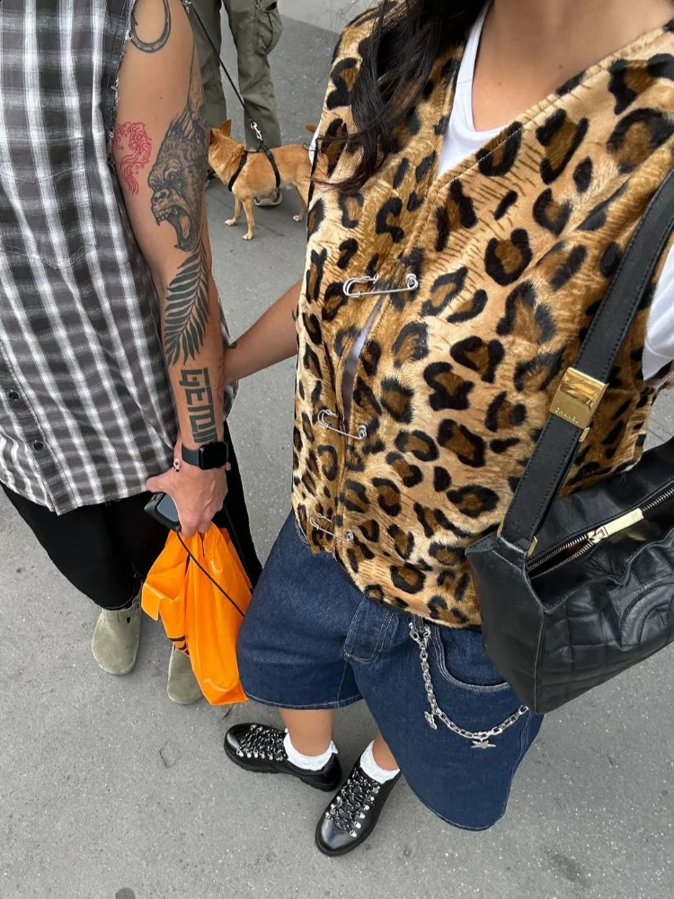 2024 Fashion Leopard Print Pin Buckle Vest For Women Elegant V Neck Sleeveless Slim Waistcoats Female Autumn Chic Streetwear 240826