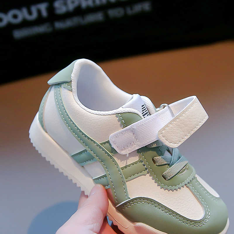 Athletic Outdoor Childrens Forrest Gump Leather Surface 2024 Autumn New Style Girls White Velcro Board Korean Edition Boys Casual Shoes H260130