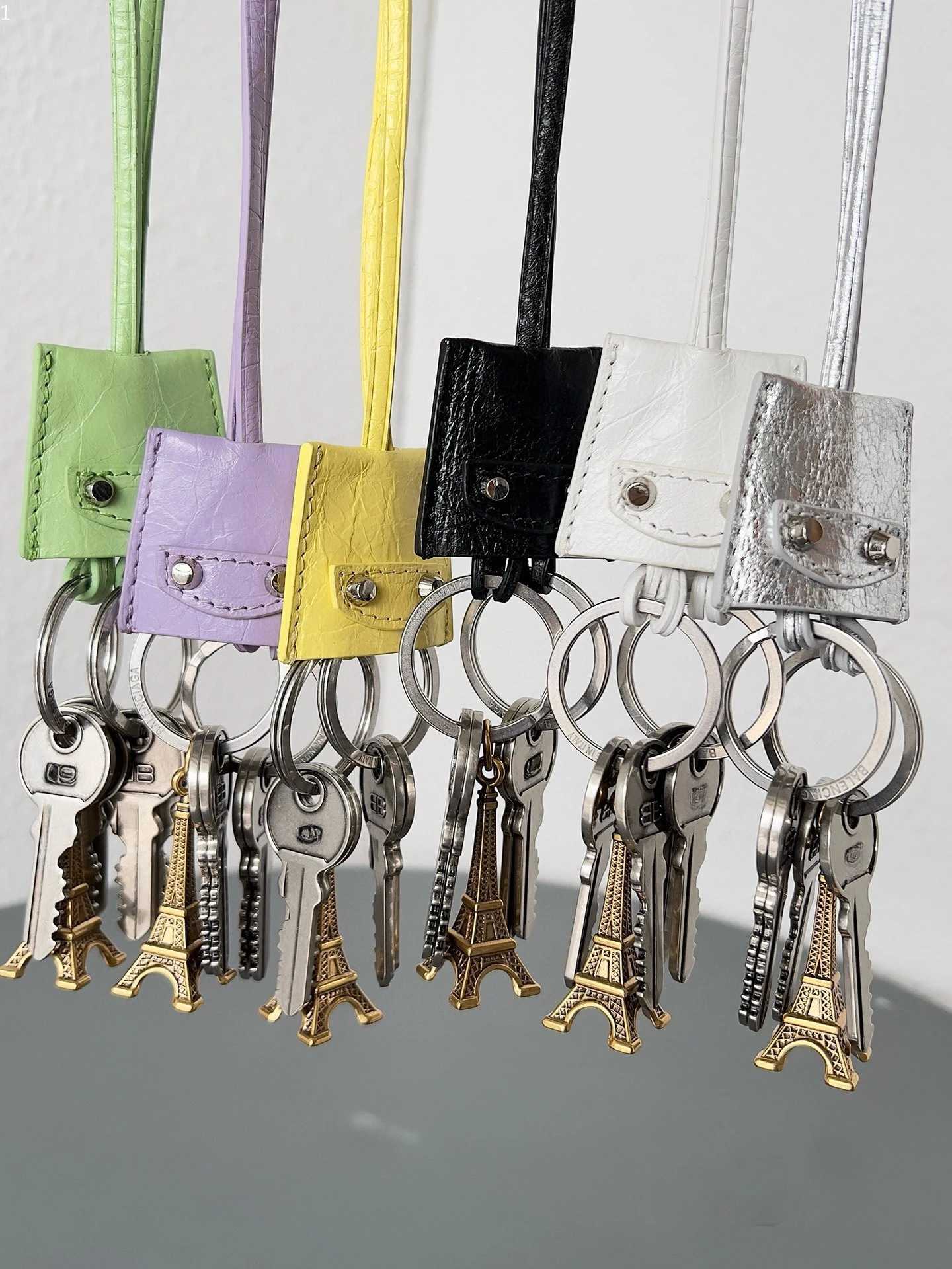 Keychains Lanyards LE CITY Tower Pendant Keychain with Fine Grain Sheepskin Bag Pendant Old Silver Metal Accessories Y2408269D3Z
