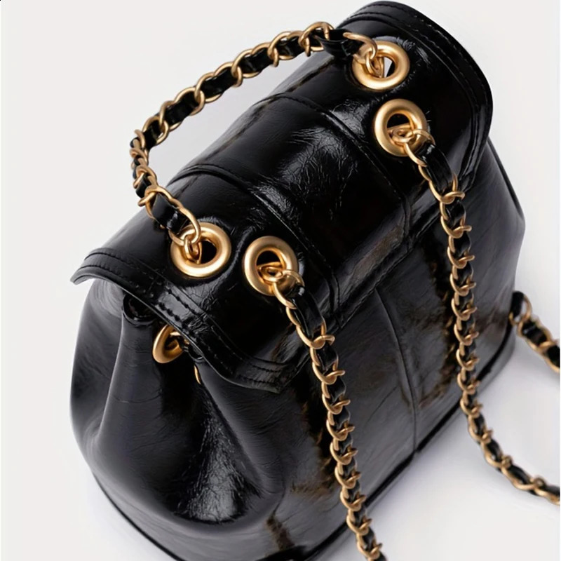 Fashionable simple and versatile daily backpack womens chain bag small backpack solid color bag lid style casual chain bag 240824