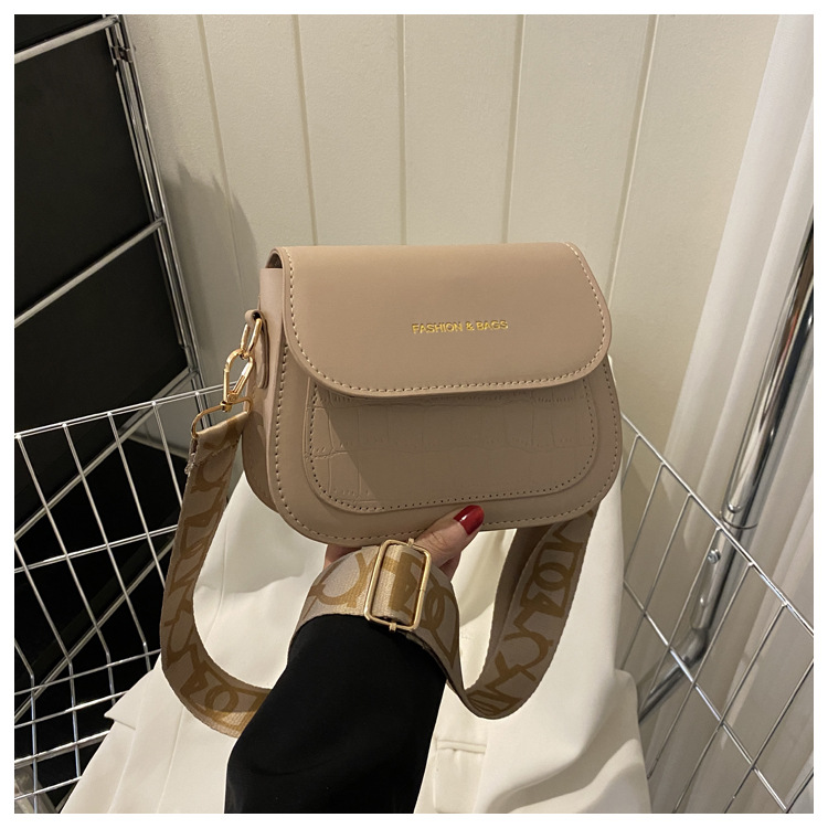 Popular simple casual fashionable and trendy one shoulder small square bag
