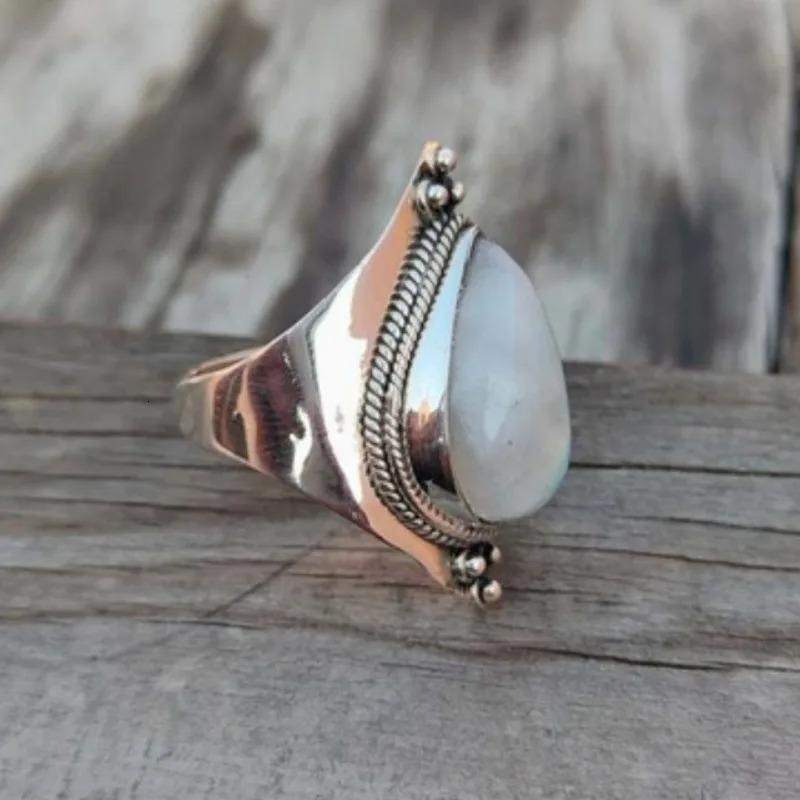 Vintage Ethnic Style Imitation Opal Ring for Women Antique Sier Color Moonstone Rings Fine Jewelry Accessories Girls Gifts