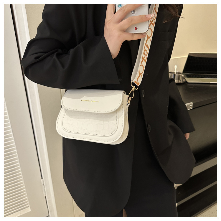 Popular simple casual fashionable and trendy one shoulder small square bag