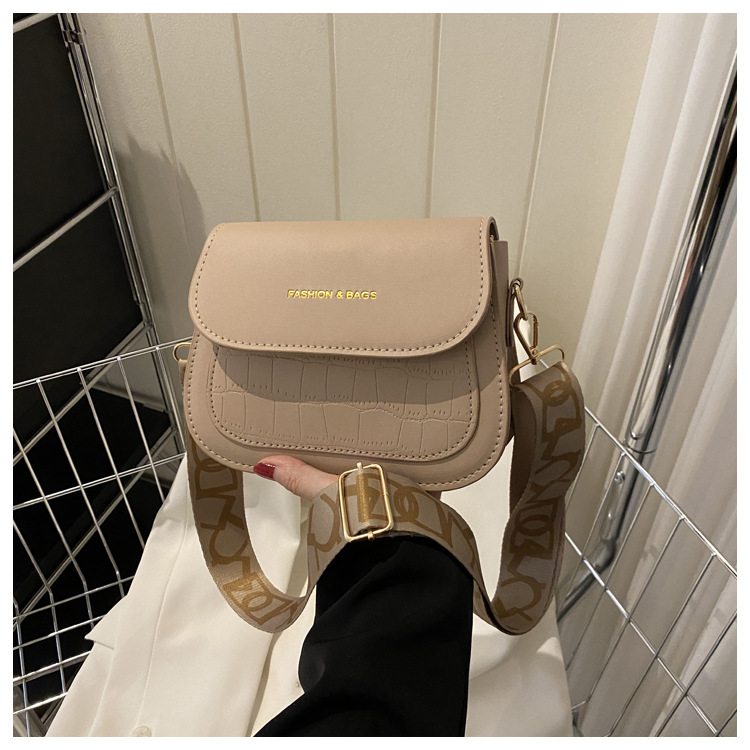 Popular simple casual fashionable and trendy one shoulder small square bag