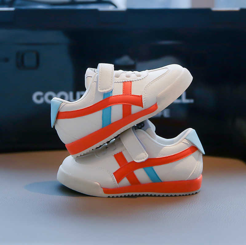 Athletic Outdoor Childrens Forrest Gump Leather Surface 2024 Autumn New Style Girls White Velcro Board Korean Edition Boys Casual Shoes H260130