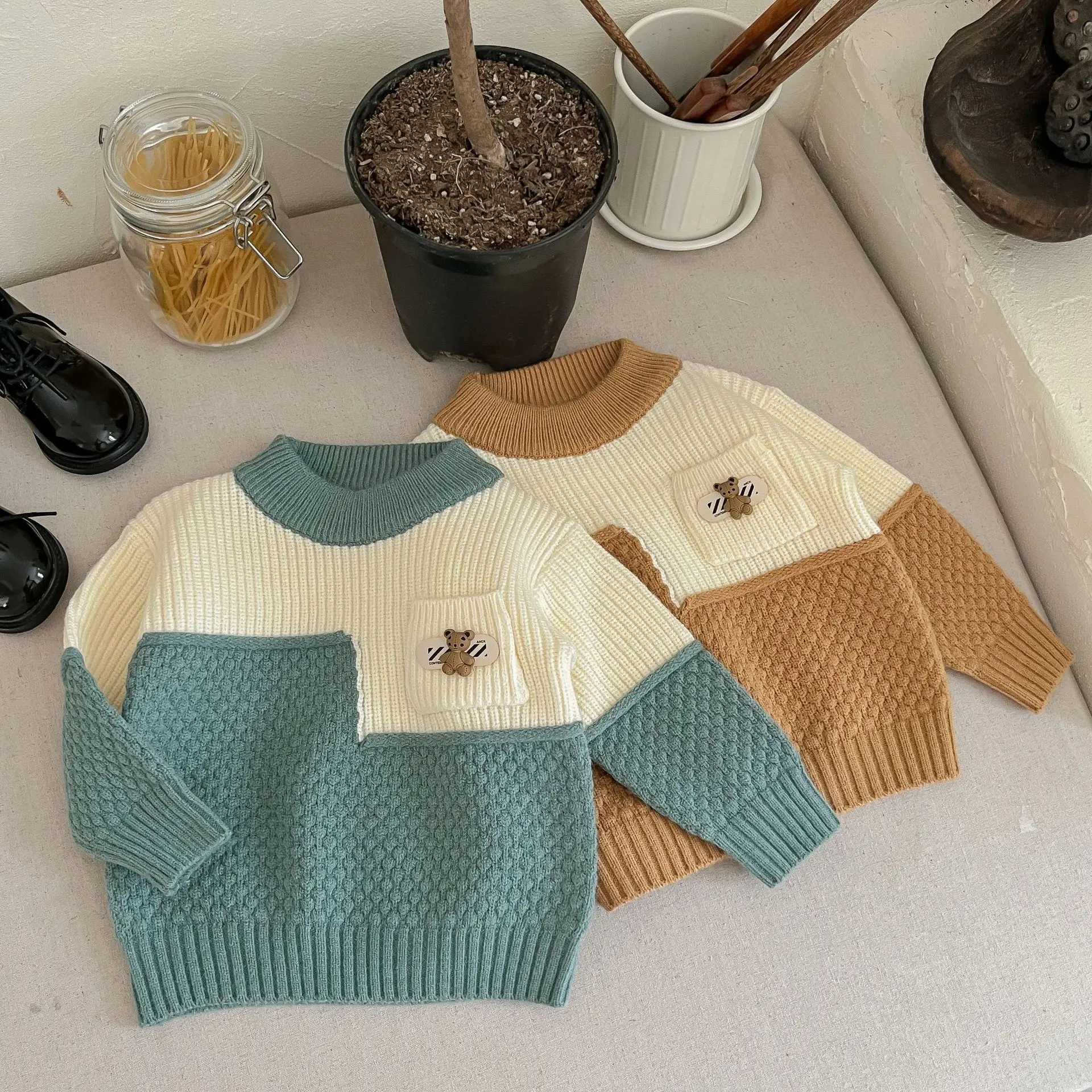 Autumn childrens sweater embroidered bear patchwork baby boy latte cotton round neck long sleeved knitW240824