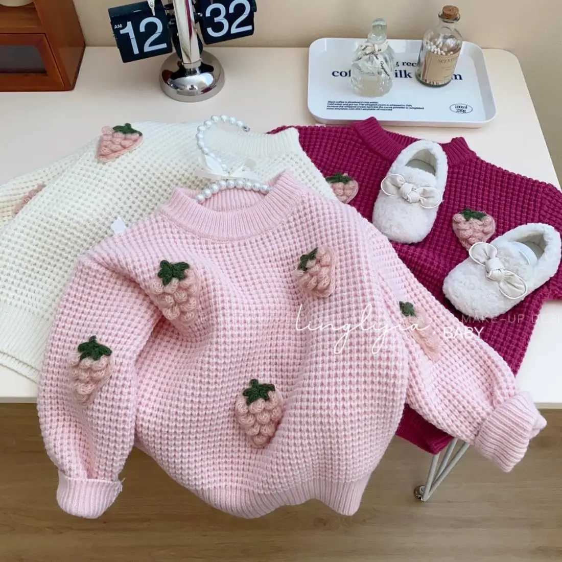 Childrens clothing for autumn and winter girls round neck knitted sweater little girls loose fit Versatile top childrens baby sweaterW240824