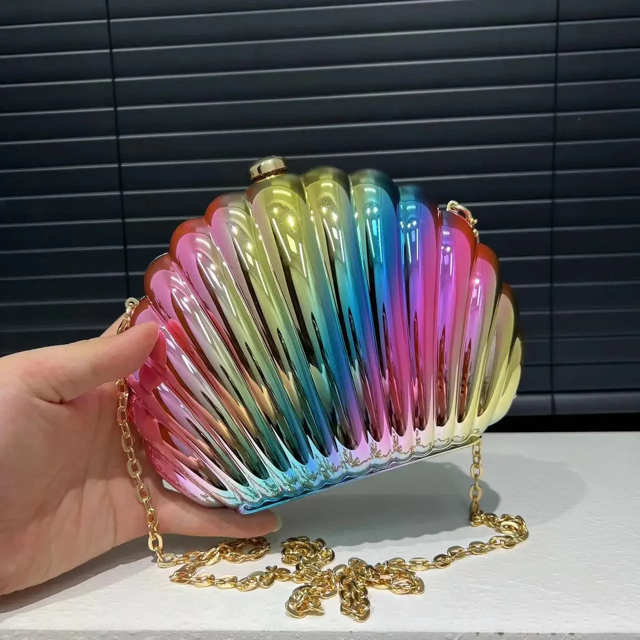 Ladies fashionable shell shaped dinner handbag with glossy and elegant acrylic color single shoulder crossbody bag 240824Z