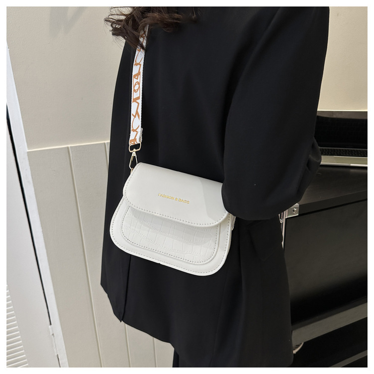 Popular simple casual fashionable and trendy one shoulder small square bag