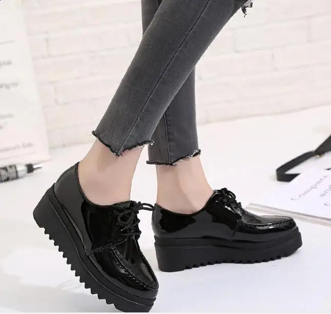 Autumn and Spring Womens Flat Black Shoes Thick Bottom Shoes Patent Leather Upper Flat Oxford Shoes Womens Crawling Flat Bottom Shoes 240827