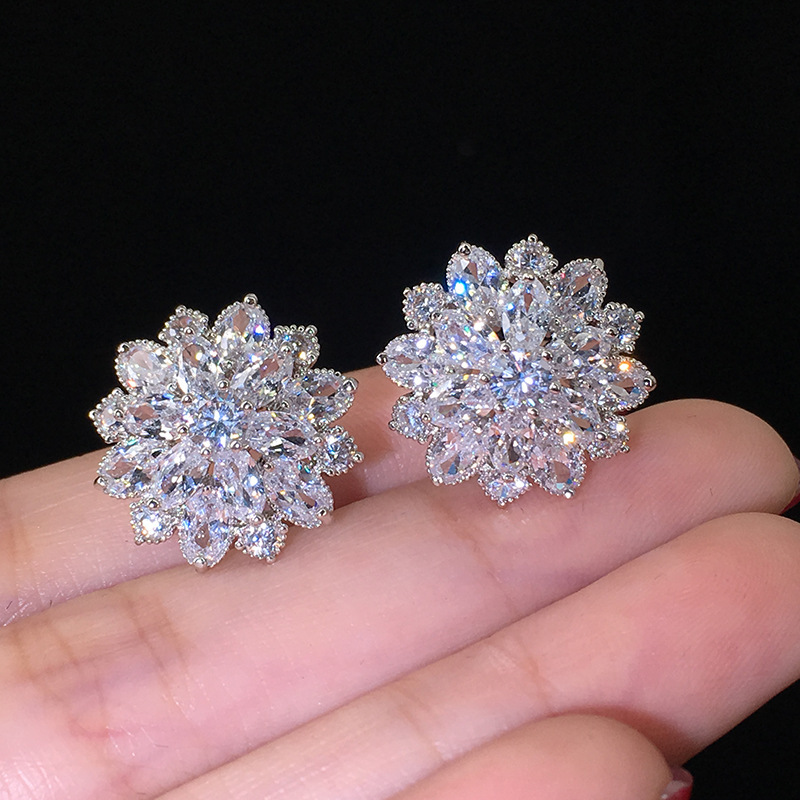 Luxury Designer Cubic Zirconia Flower Stud Earrings for Women 18K Real White Gold Plated Sparkling Austrian Crystal Earrings Diamond Earrings Wedding 