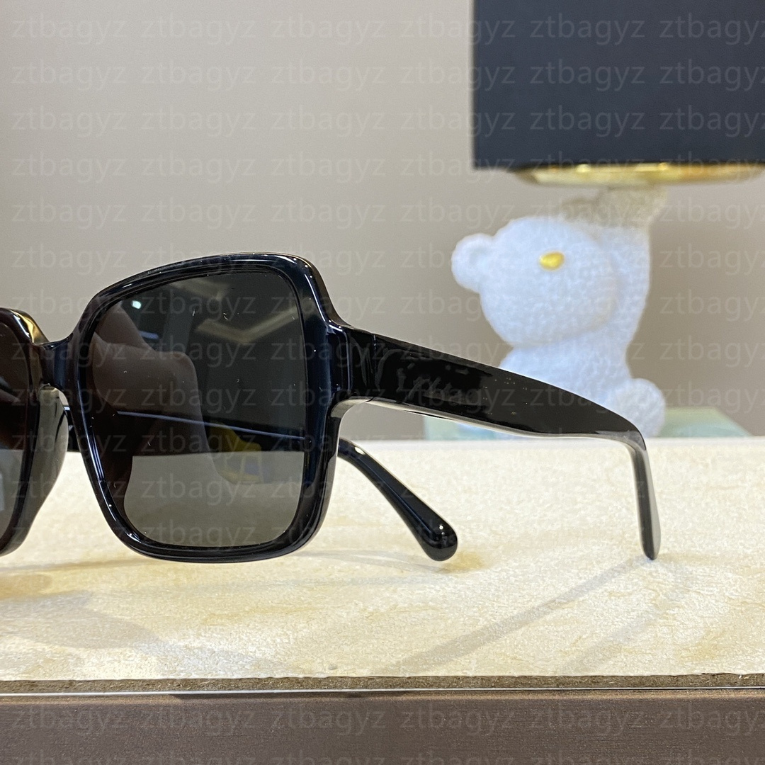 Designer Fashionable Black Polarized Sunglasses with Box for Travelers 5408001
