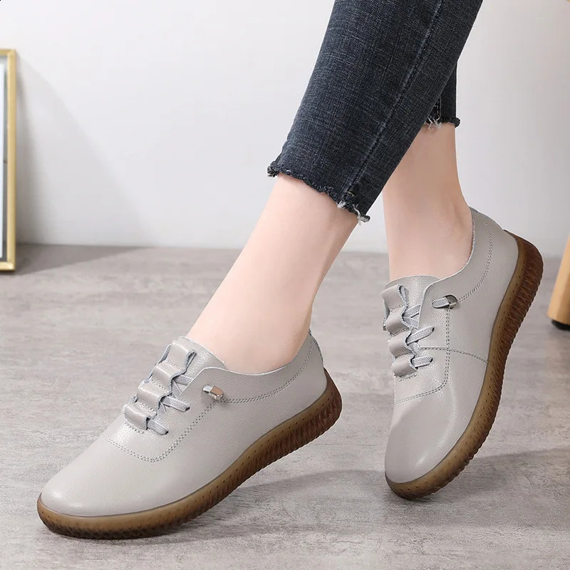 Leather womens casual soft soled lightweight flat shoes outdoor sports walking summer and autumn womens sliding sports shoes 240827