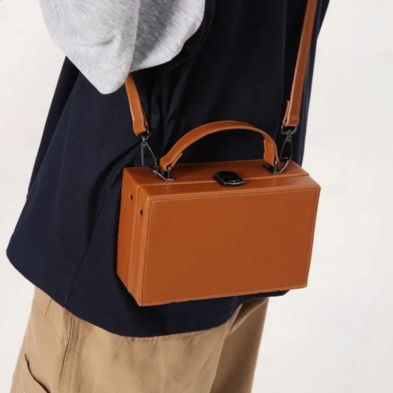 Selling Couples Solid Color Versatile Small Square Bag PU Lock Buckle Light Mens Womens Same Style Crossbody Bag 240827