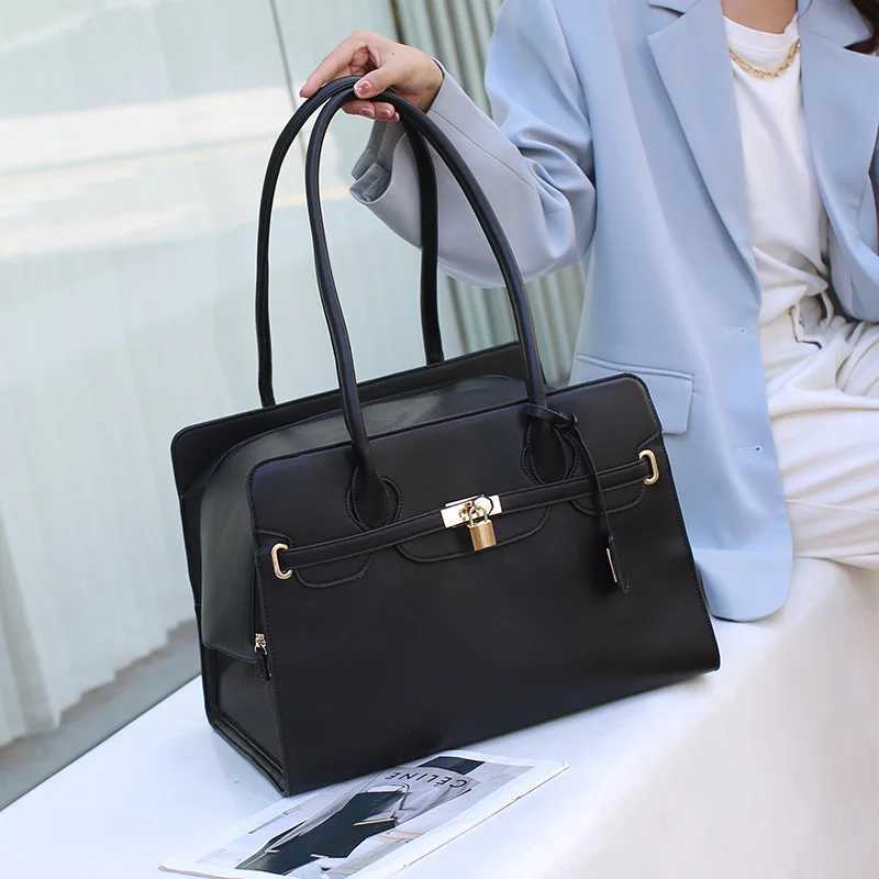 New Luxury PU Leather Pet Carrier Bag Breathable Handbag For Puppy Cat Fashion Dog One-shoulder Bag Portable Pet Travel HandbagX240827