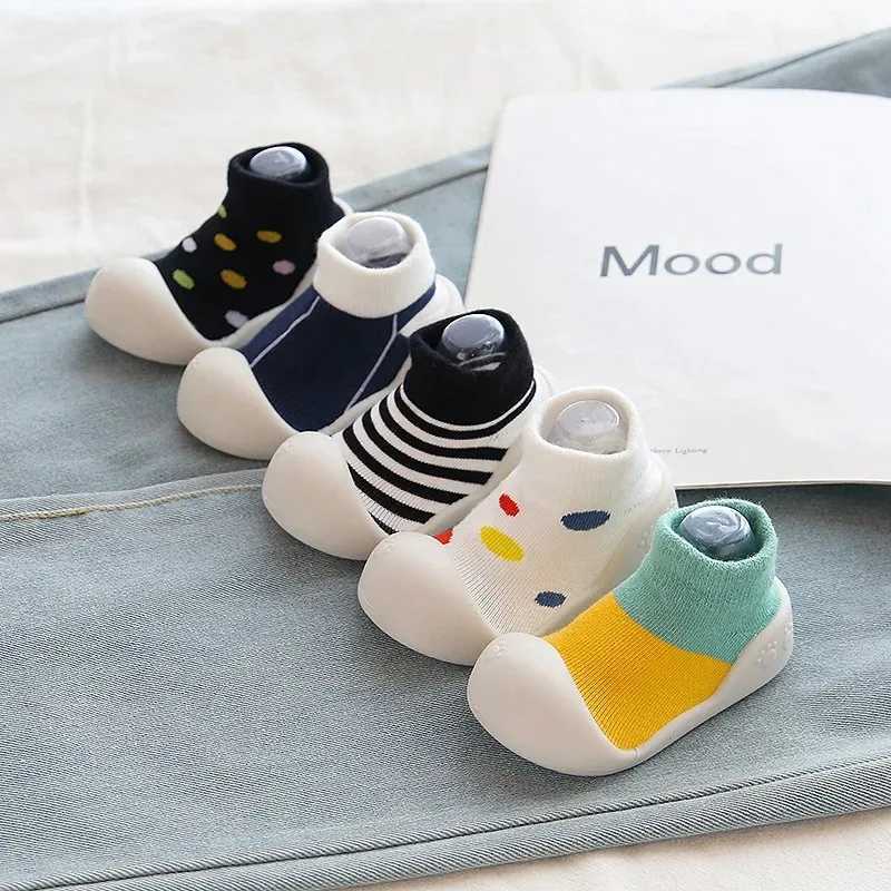 Childrens socks with cartoon stripes polka dots thin cotton breathable and non slip soft sole childrens shoes family 3D floor socks M240827