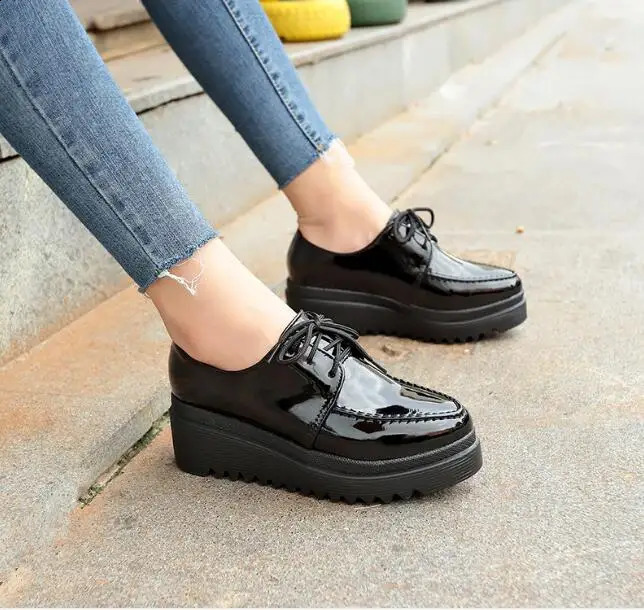 Autumn and Spring Womens Flat Black Shoes Thick Bottom Shoes Patent Leather Upper Flat Oxford Shoes Womens Crawling Flat Bottom Shoes 240827