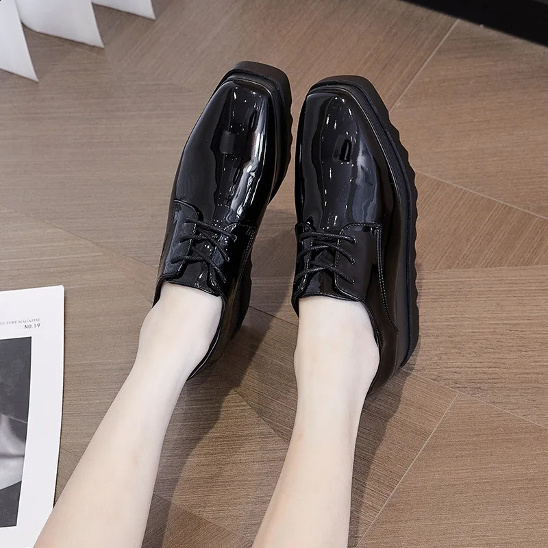 Square Toe Shoes Womens 2024 Modis Fully Matched British Style Womens Shoes Autumn Patent Leather Ballet Apartment Casual Sports Shoes Clog 240827