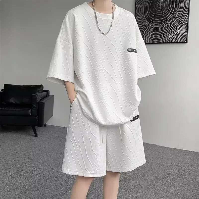 Fashionable casual mens short sleeved summer style fully matched with cool mens fashion trends 240827