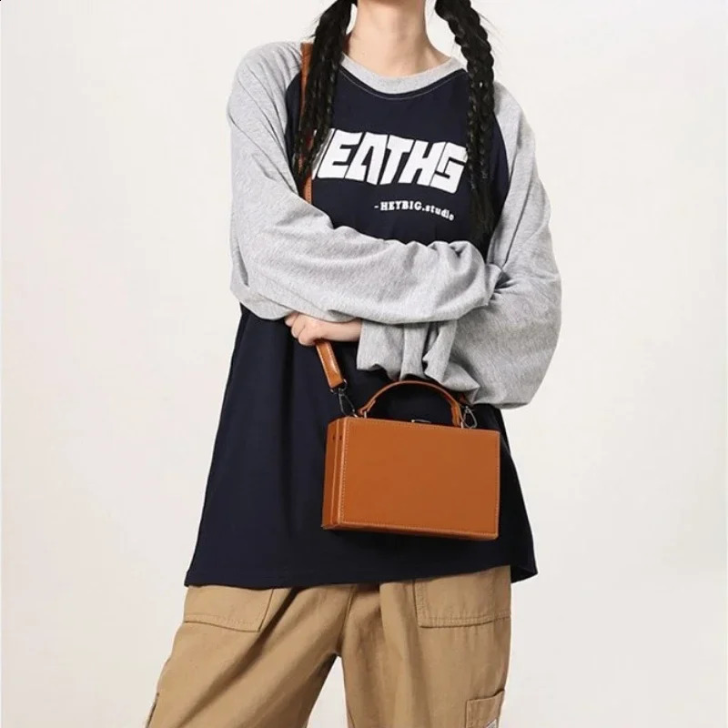 Selling Couples Solid Color Versatile Small Square Bag PU Lock Buckle Light Mens Womens Same Style Crossbody Bag 240827