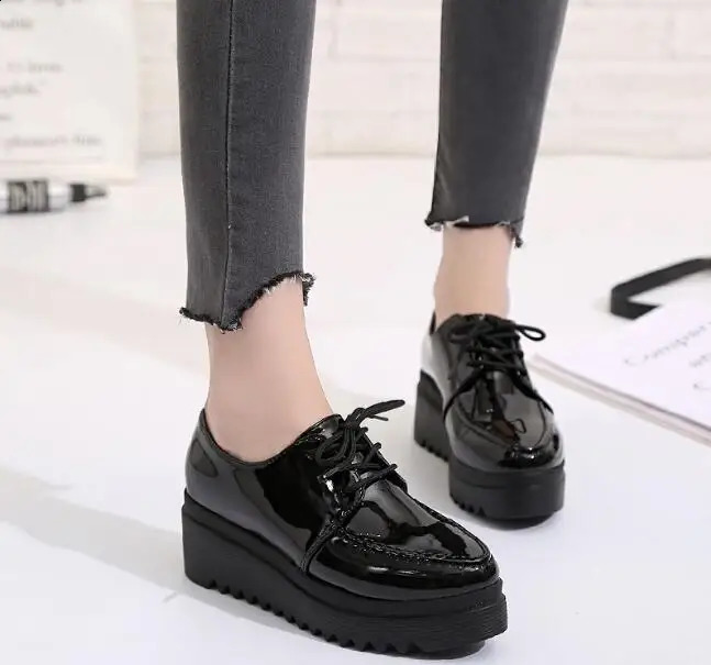 Autumn and Spring Womens Flat Black Shoes Thick Bottom Shoes Patent Leather Upper Flat Oxford Shoes Womens Crawling Flat Bottom Shoes 240827