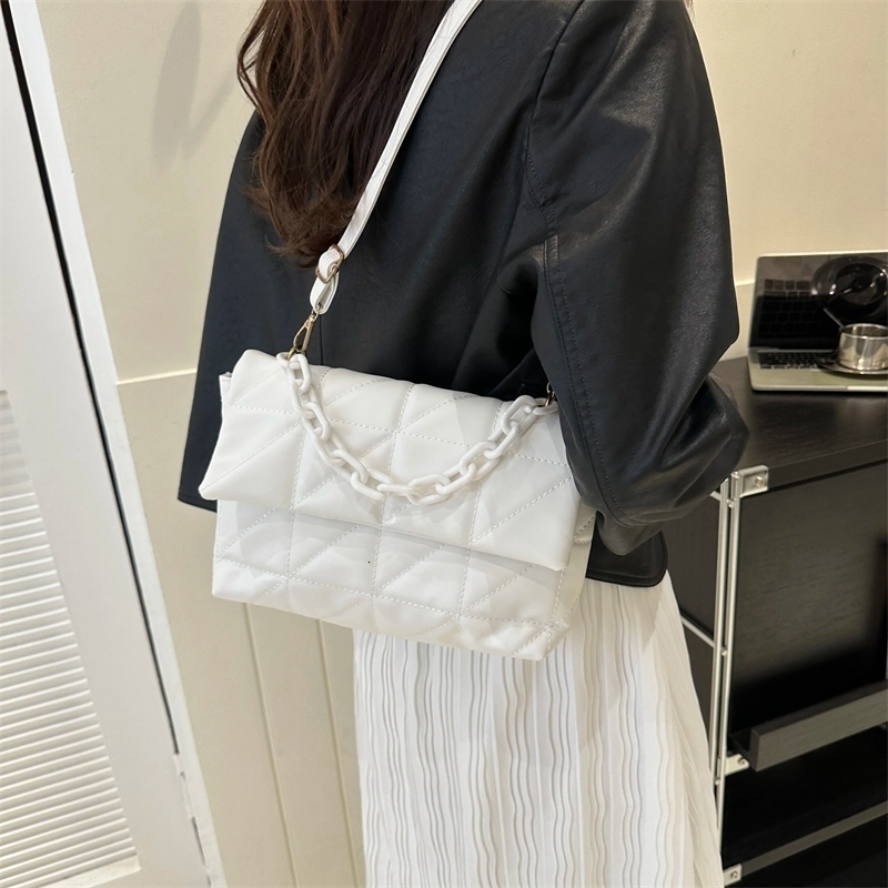 Trendy Handbags 2023: Chain Embellished Crossbody hot Purse for Women