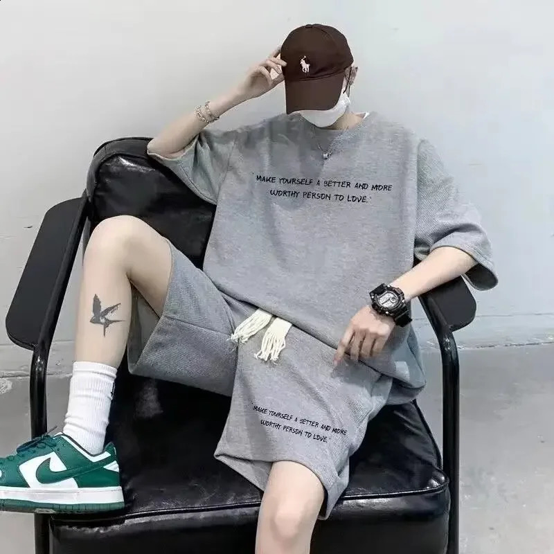 Mens casual sports short sleeved set simple checkered short sleeved fashionable T-shirt 2-piece set suitable for summer teenagers 240827