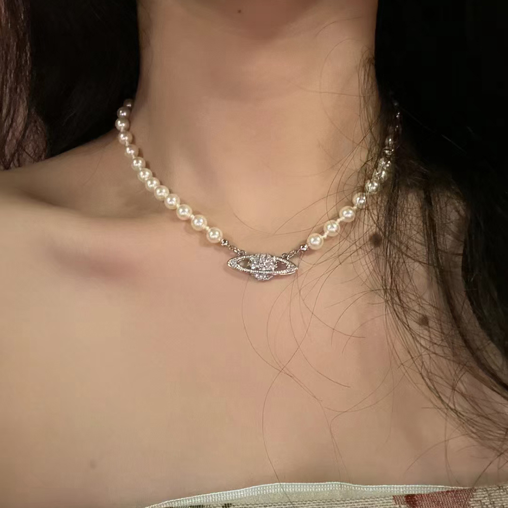 Retro Saturn necklace, women's planet pearl, minimalist and niche necklace accessories, light luxury and high-end collarbone chain
