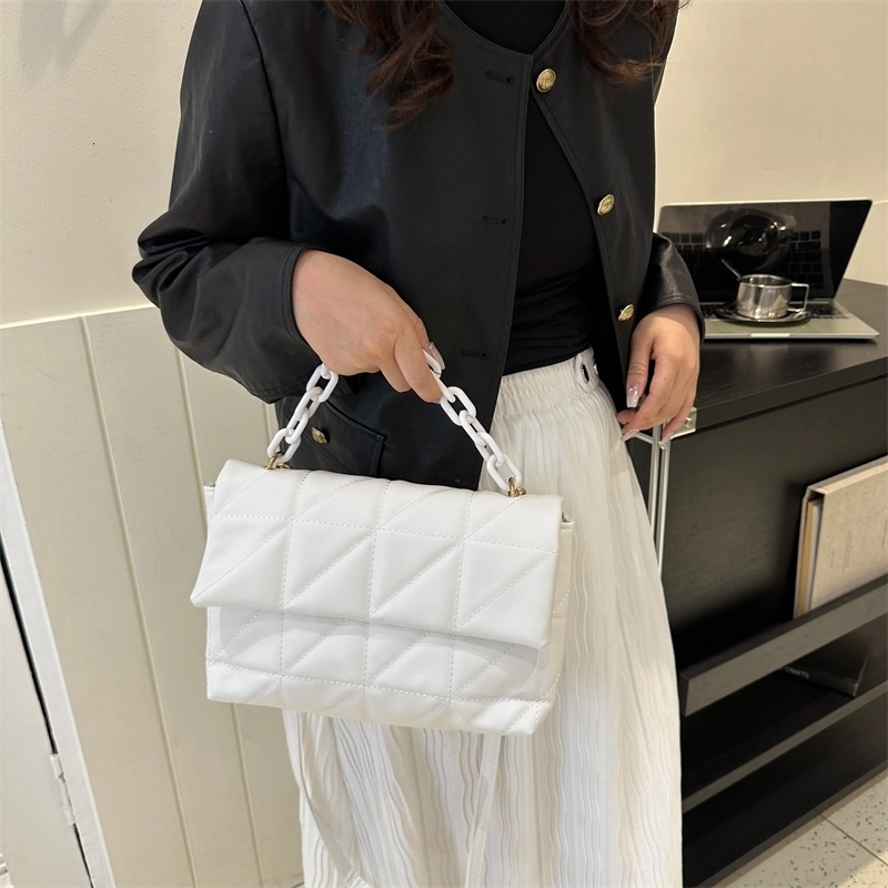 Trendy Handbags 2023: Chain Embellished Crossbody hot Purse for Women