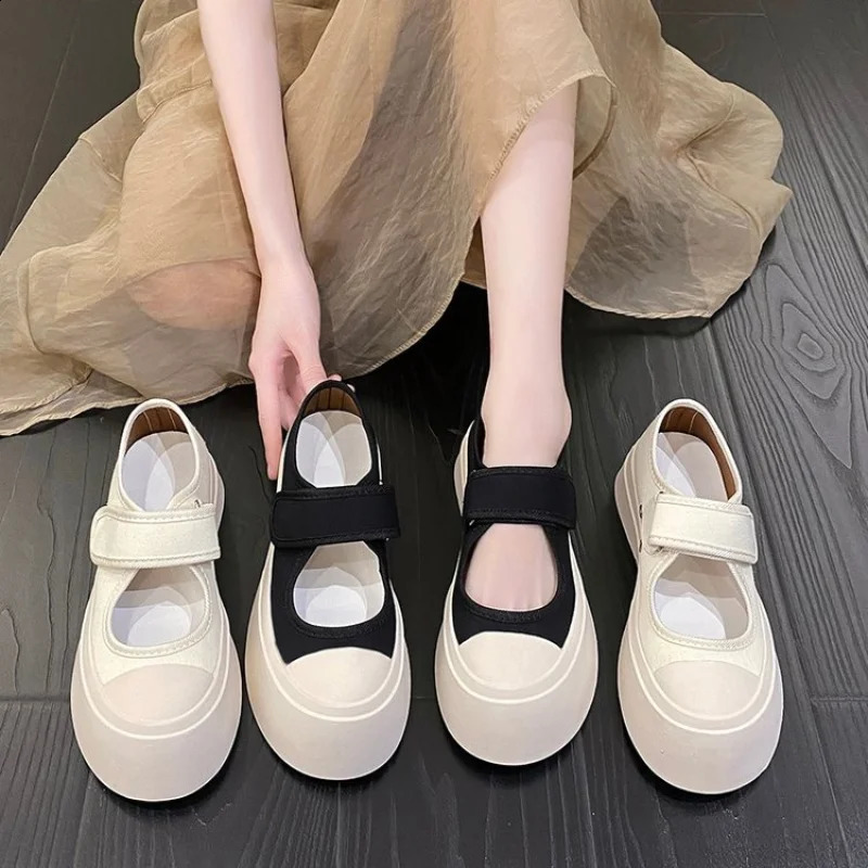 French womens shoes hook and loop casual platform fashionable comfortable simple hundred style daily girl Mary Jane retro shoes 240827