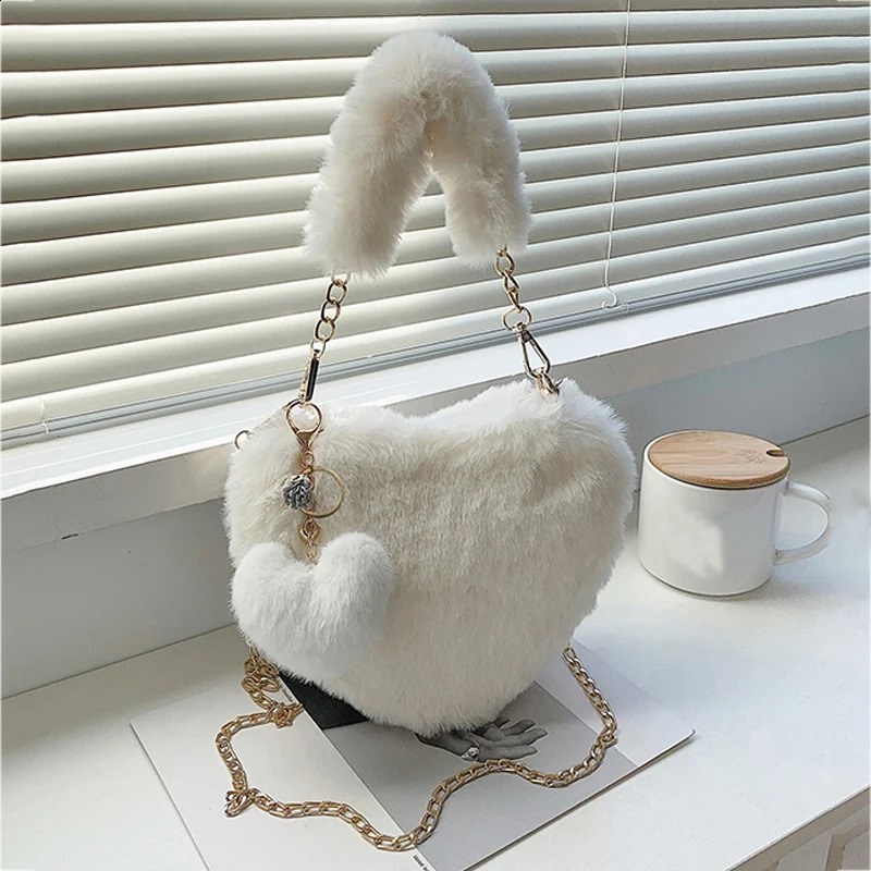 Faux Fur Heartshaped Women Small Handbags Fluffy Plush Ladies Chain Shoulder Bag Fashion Female Furry Daily Clutch Purse 240826Z