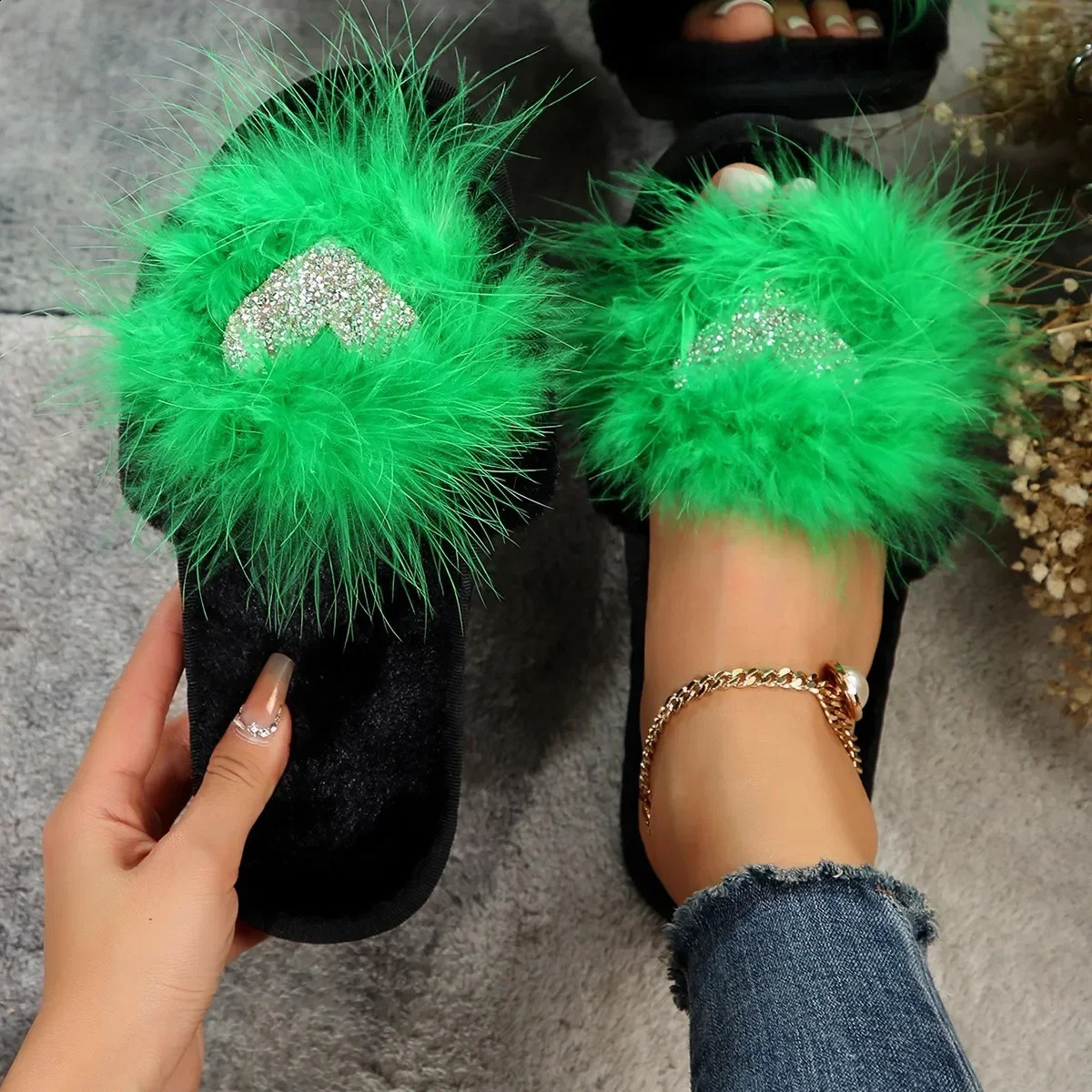 Warm plush slider womens slider flat shoes womens shoes heart-shaped sparkling crystal platform fluffy fur slider shoes Zapatos 240827