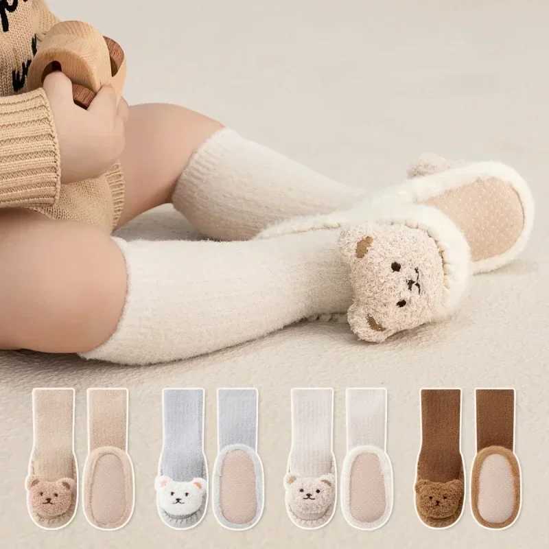 Autumn Warm Newborn First Step Walker Boy and Girl Treatment Cartoon Bear Calf Anti slip Floor Socks Shoes Winter Warm Indoor Angry Shoes M240827
