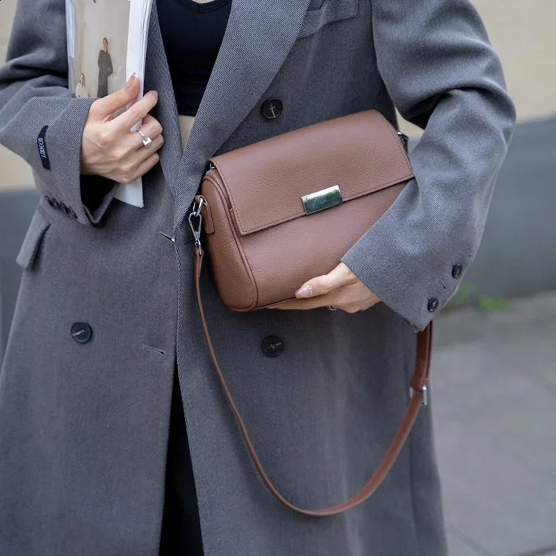 2024 AutumnWinter Underarm Bag Womens Fashion Retro Cow Leather Crossbody Handbag High Quality Texture Shoulder 240828Z