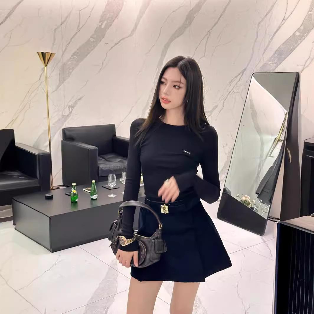 Zhang Yuanying's same M letter logo embroidered elastic long sleeved T-shirt for women, slim fit and slimming bottom top