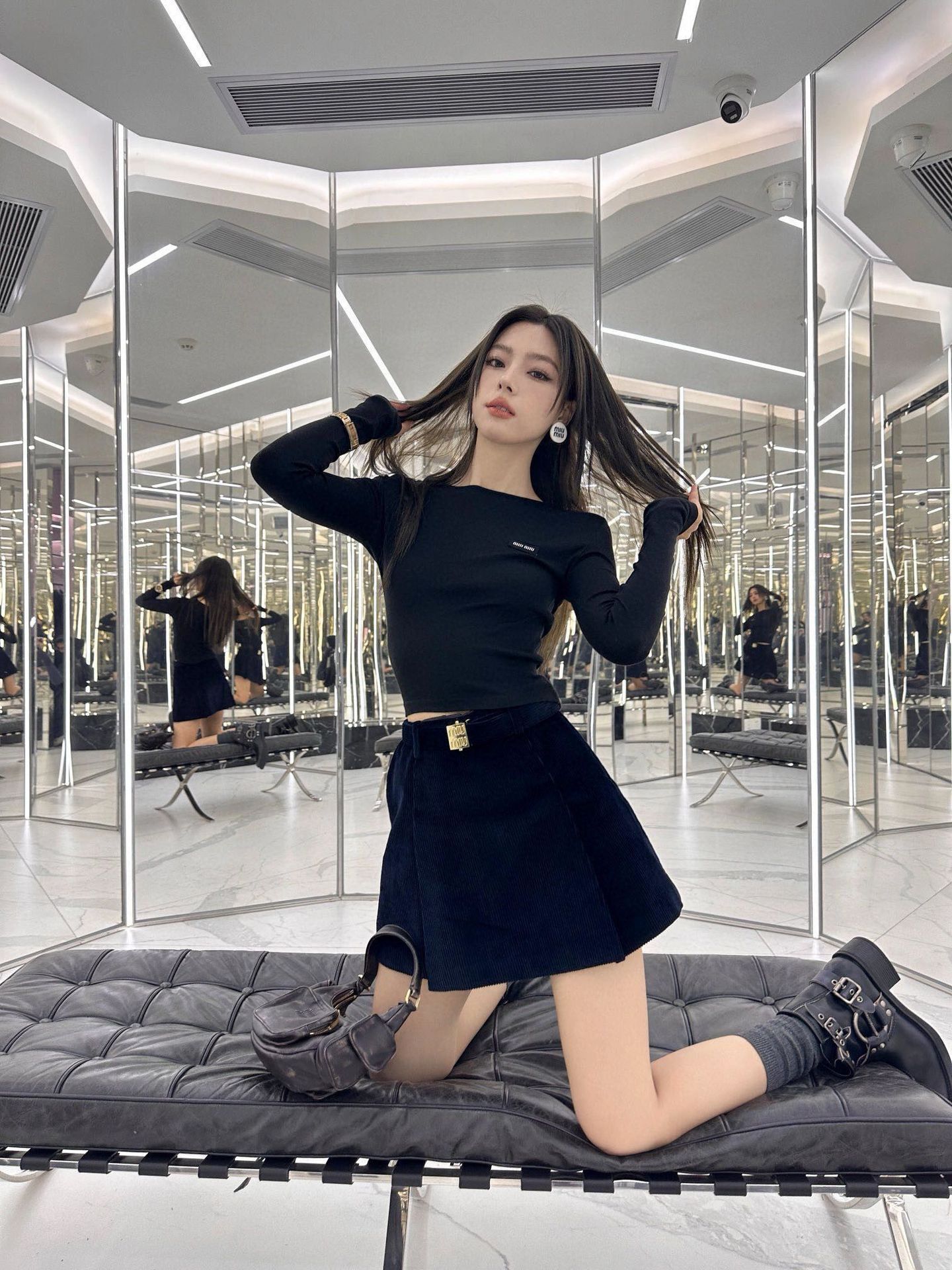 Zhang Yuanying's same M letter logo embroidered elastic long sleeved T-shirt for women, slim fit and slimming bottom top