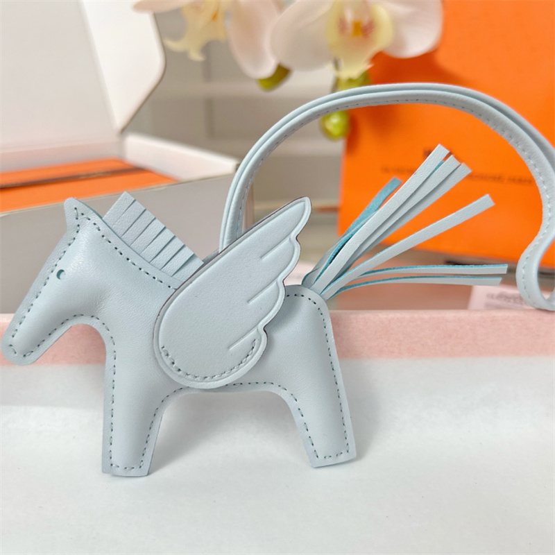 Lanyards Rodeo Pegase Designer Leather Keychains Men Women Horse Bag Charm Keyring Lovers Key Ring Jewelry